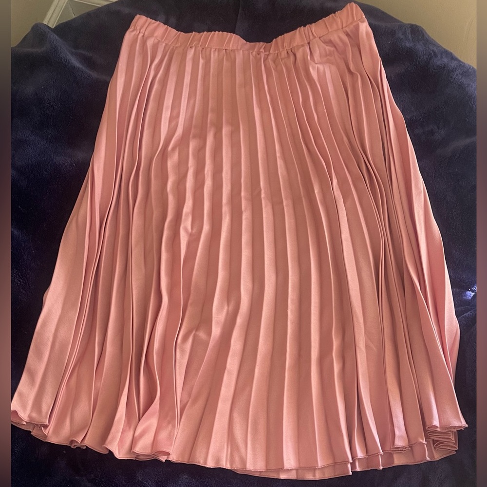 Skirt- pleated knee length in Dusty pink